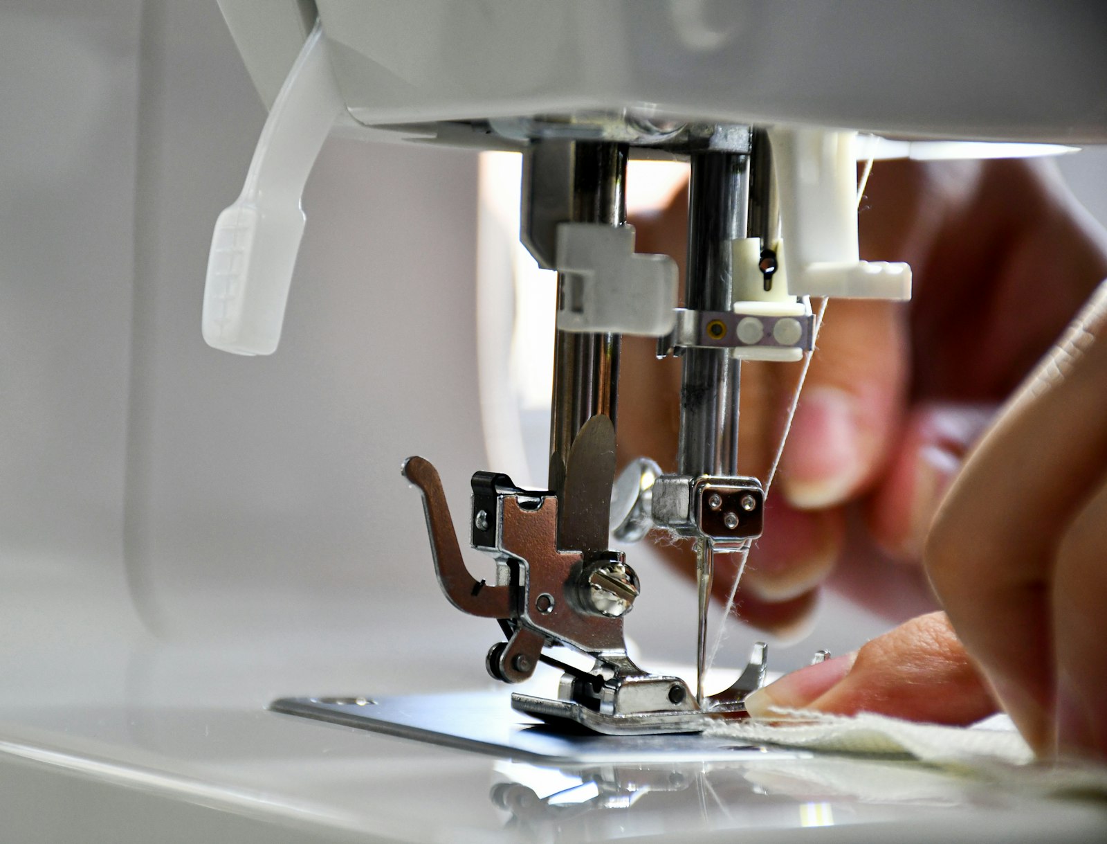 Dikiş makinesinde çalışan eller